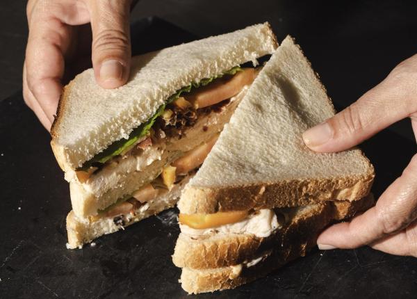 Un délicieux sandwich avec laitue, tomate et viande.