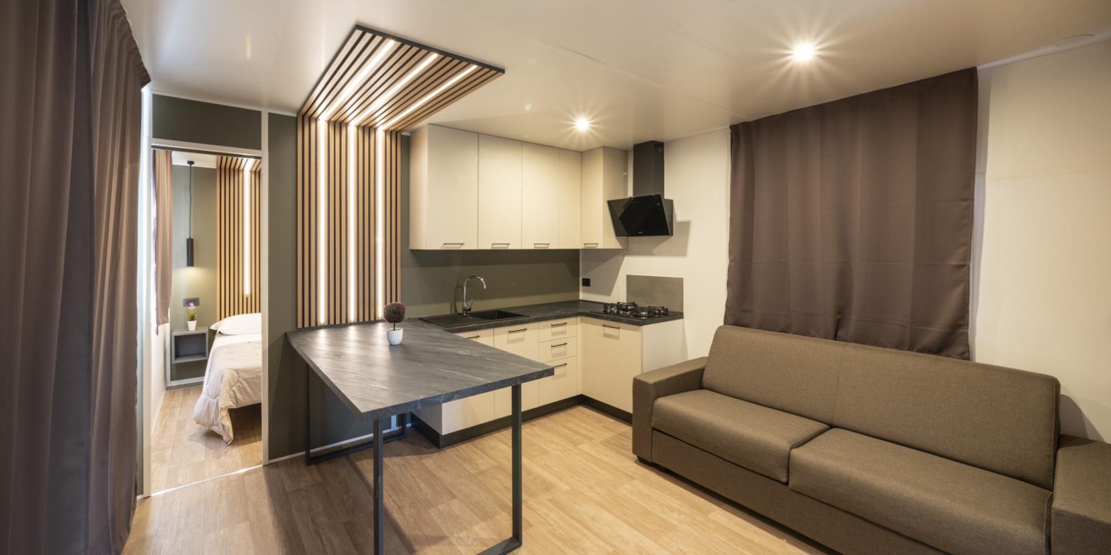 Appartement moderne à aire ouverte avec cuisine, salon et chambre.