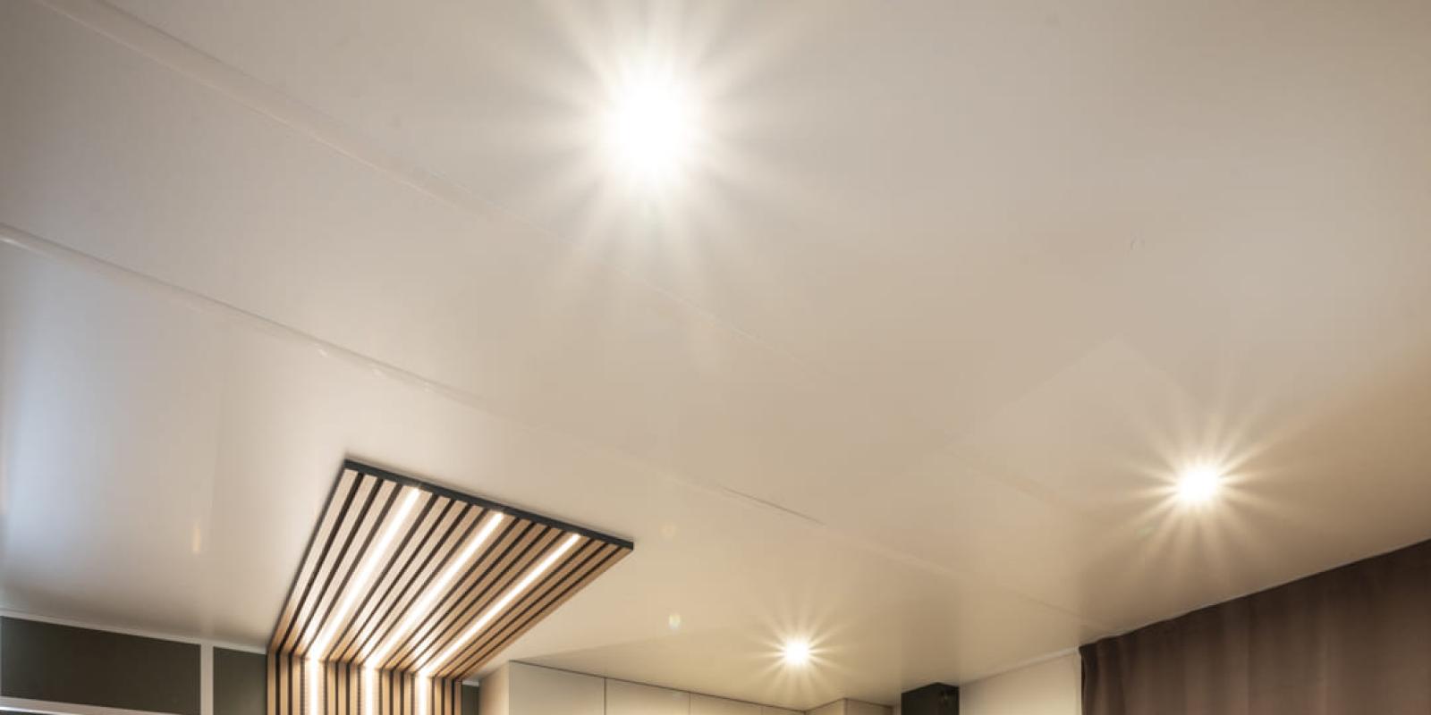 Studio moderne avec cuisine, canapé et chambre.