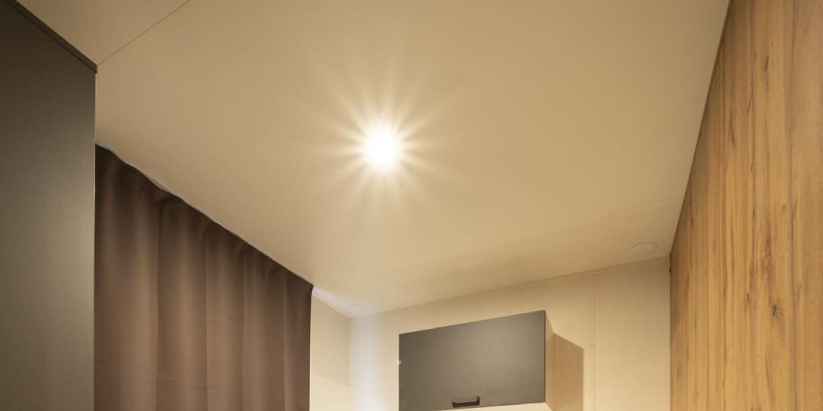 Chambre avec deux lits simples, décoration moderne.