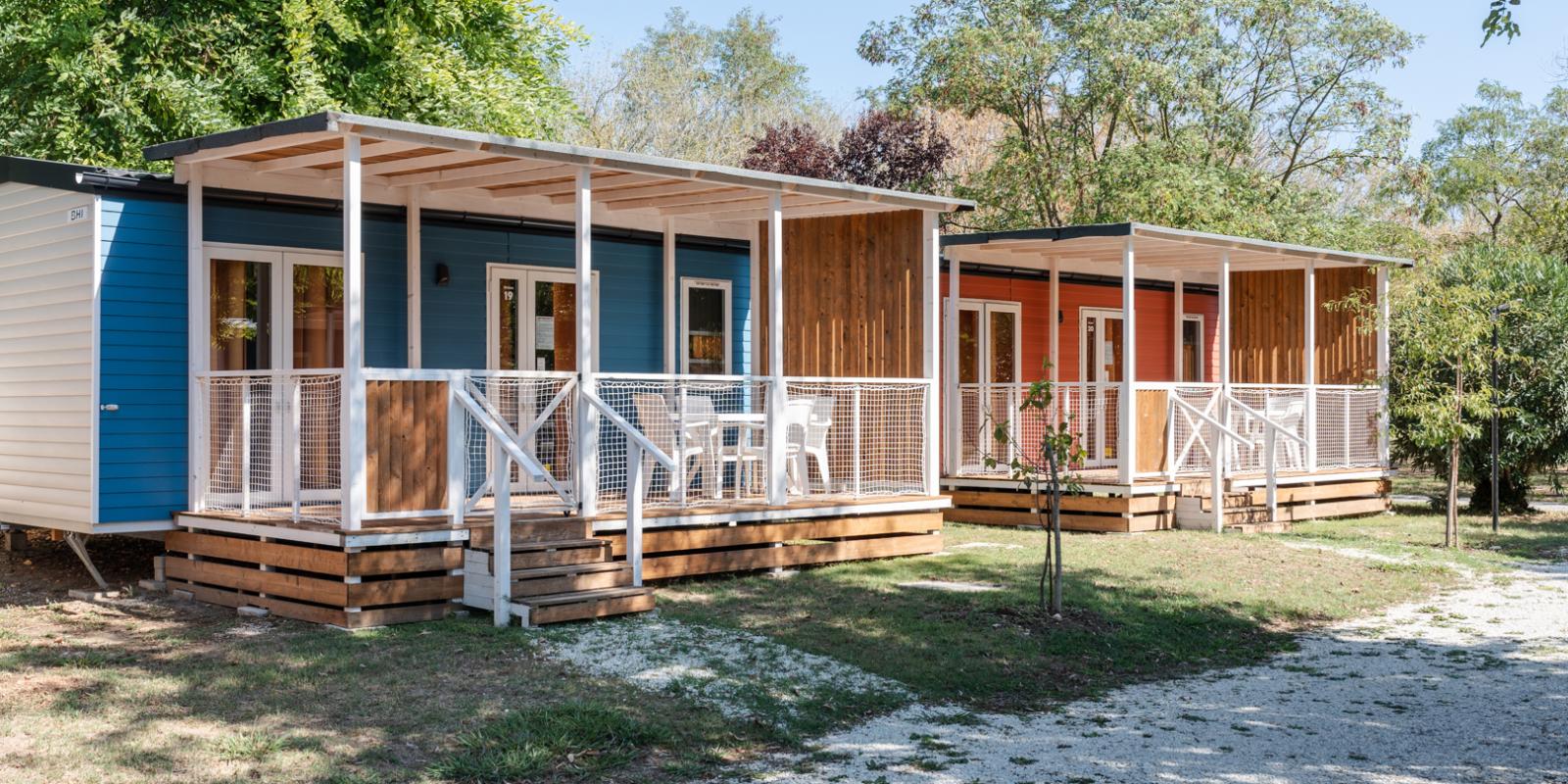 Moderno appartamento con cucina, zona pranzo, soggiorno e camera da letto, arredato con stile.
