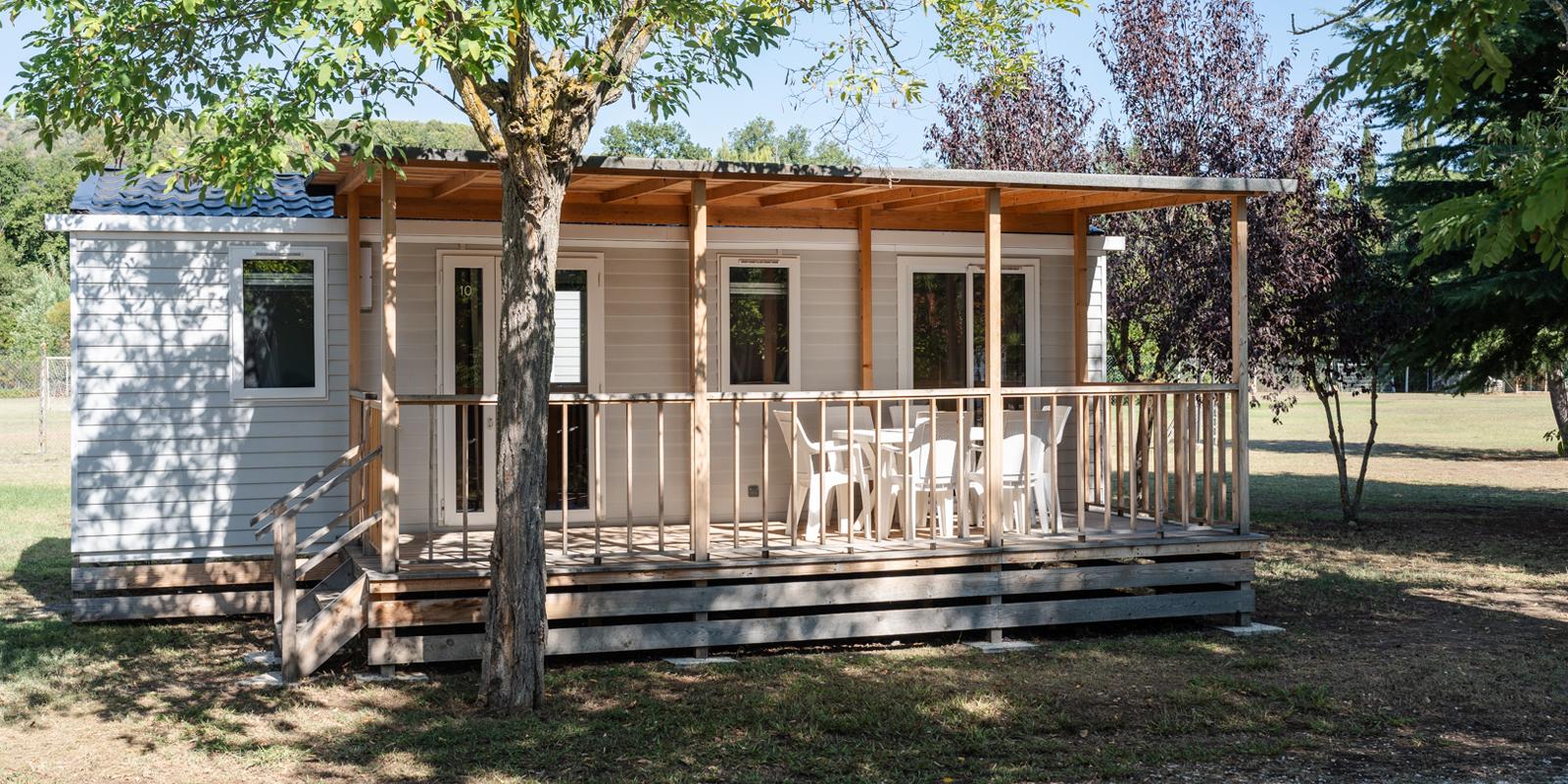 Cucina moderna con tavolo apparecchiato, mobili in legno e luce naturale.